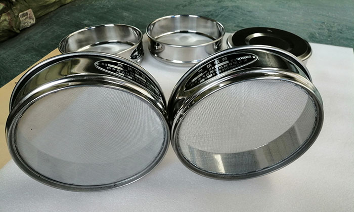 直徑75mm試驗篩采用的304不銹鋼材質(zhì)適用于很多行業(yè)。